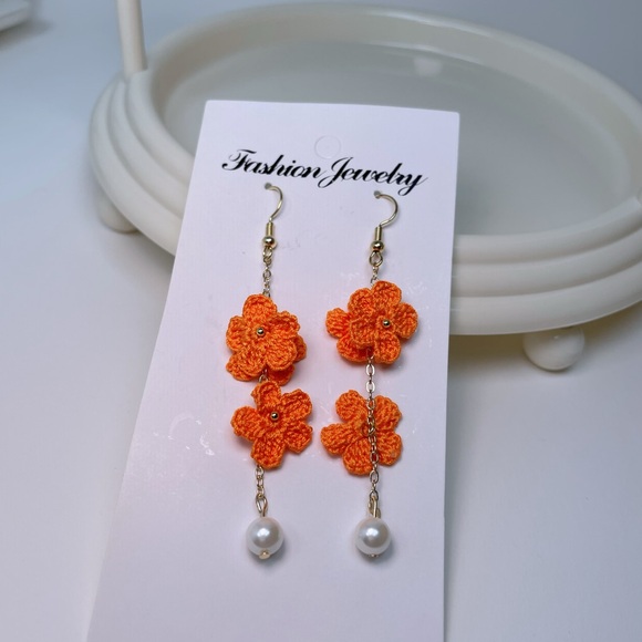 Handmade micro crocheted floral dangle earrings - Picture 2 of 3
